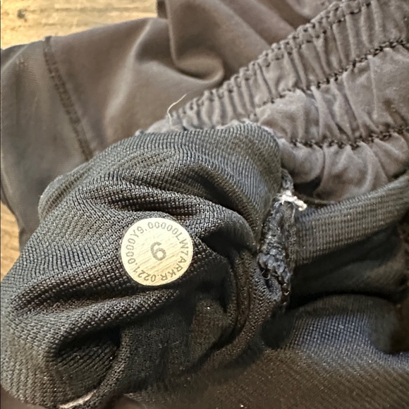 lululemon athletica Black Women's Athletic Shorts size 6 - Picture 6 of 7